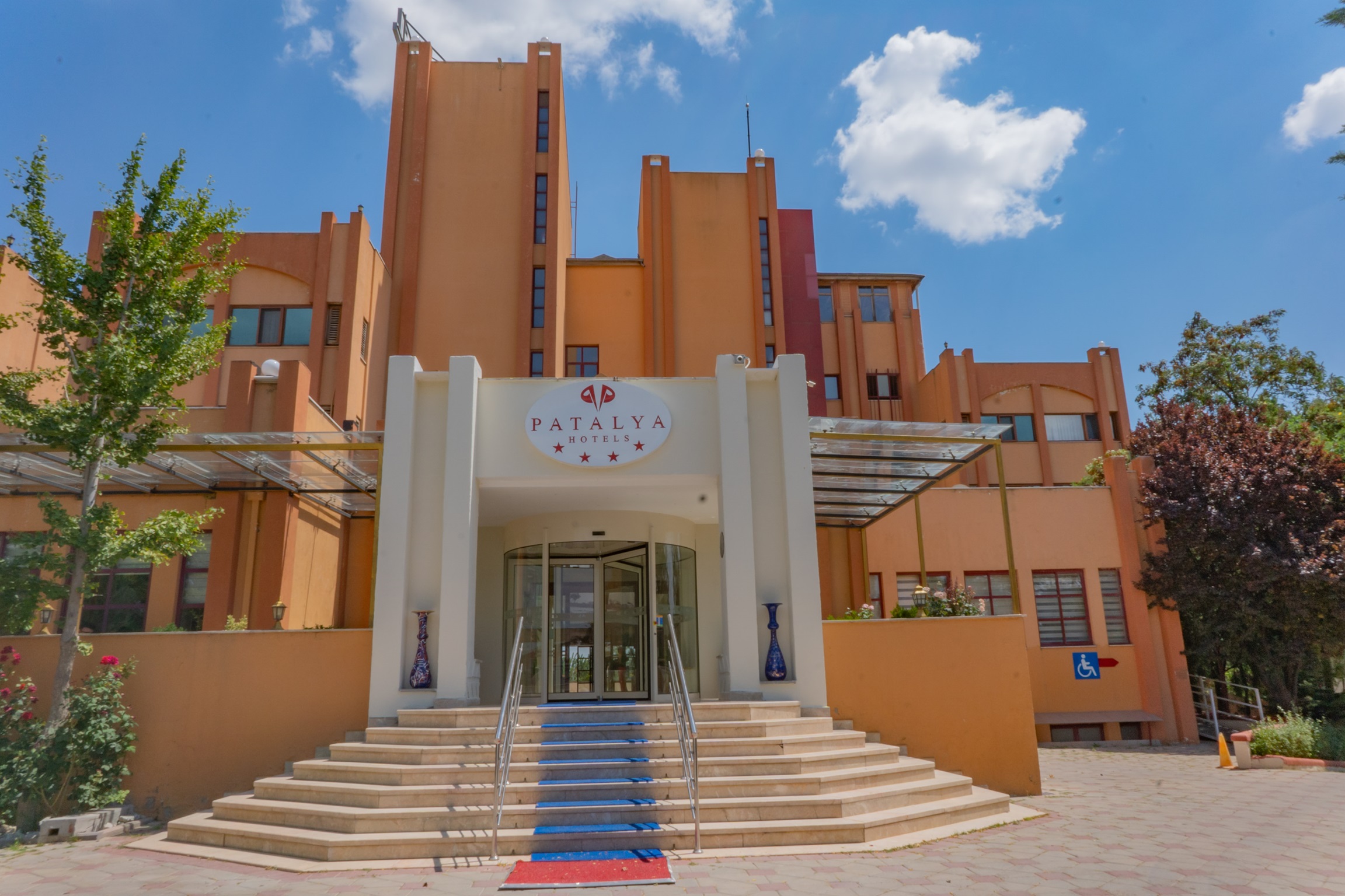 Otel ön cephe